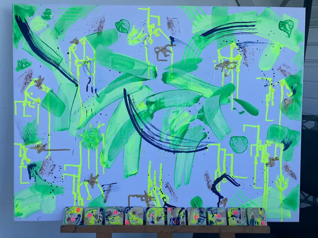 Frontalansicht des großformatigen, grünen Acrylgemäldes, nachdem die zehn nummerierten Holzplättchen abgelöst und ordentlich nebeneinander vor der Leinwand aufgereiht wurden.