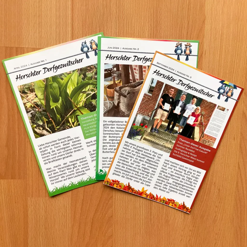 Drei nebeneinander angeordnete Titelseiten des Dorfmagazins „Horschter Dorfgezwitscher“, jeweils mit unterschiedlichen Motiven und Artikeln, die einen Einblick in Themen und Gestaltung des lokalen Magazins geben.