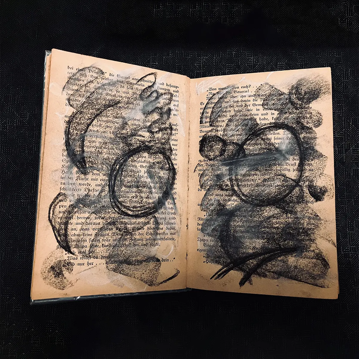 Skizzenbuch-Ausschnitt auf bedrucktem, bräunlichem Papier mit altdeutscher Schrift, gestaltet mit Kohle und Kreide in Schwarz-Weiß-Grau.