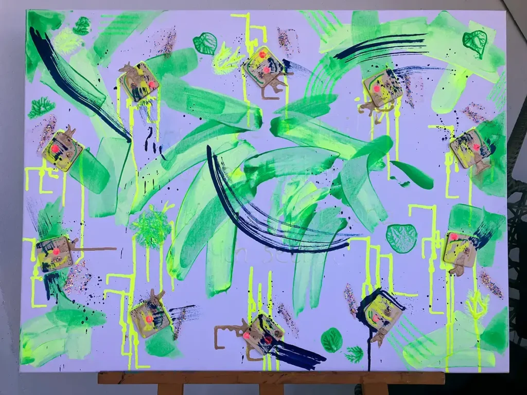 Abstrakt bemaltes Gesamtkunstwerk auf einer Leinwand im Atelier, auf der zehn kleine, quadratische Holzplättchen als Teil des Kunstprojekts angeordnet sind.